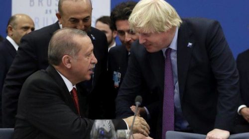Ο «σφιχτός εναγκαλισμός» του Ερντογάν με τη Βρετανία του Μπόρις Τζόνσον