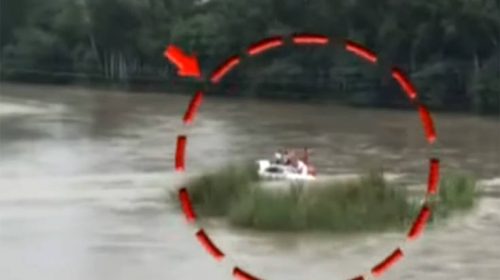 Θύμωσε με το αμάξι που του πήρε ο μπαμπάς και… το έριξε στο ποτάμι