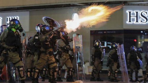 Χάος στο Χονγκ Κονγκ, με δακρυγόνα και σφαίρες από καουτσούκ διέλυσε η Αστυνομία τους διαδηλωτές