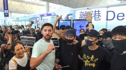 Άνοιξε και πάλι το αεροδρόμιο του Χονγκ Κονγκ μετά τη νύχτα ταραχών