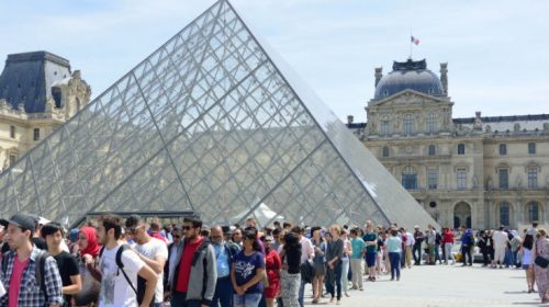Σύστημα υποχρεωτικής κράτησης λόγω κοσμοσυρροής επισκεπτών βάζει το Λούβρο