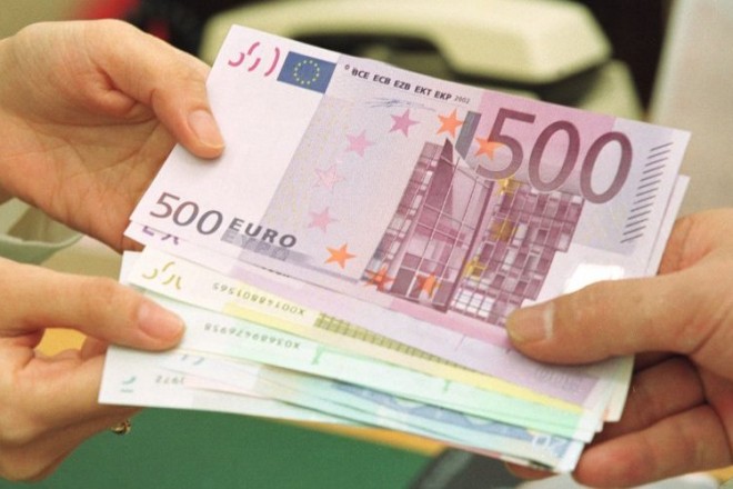 «Φρένο» στις συναλλαγές με μετρητά «Φρένο» στις συναλλαγές με μετρητά