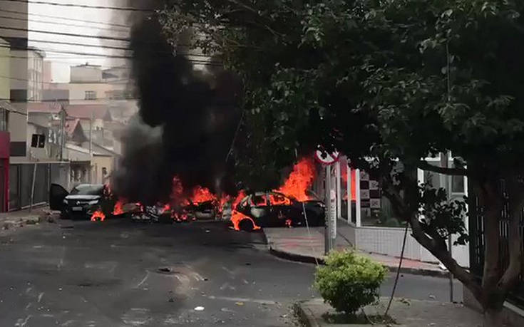 Συντριβή αεροπλάνου στη Βραζιλία με τρεις νεκρούς Συντριβή αεροπλάνου στη Βραζιλία με τρεις νεκρούς