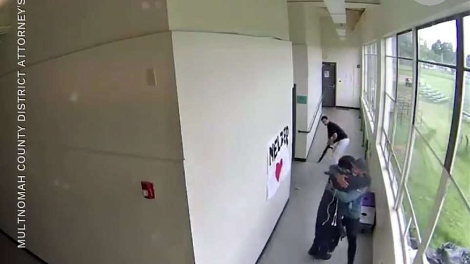 Προπονητής αγκαλιάζει οπλισμένο μαθητή και γλιτώνει σχολείο από τραγωδία Προπονητής αγκαλιάζει οπλισμένο μαθητή και γλιτώνει σχολείο από τραγωδία