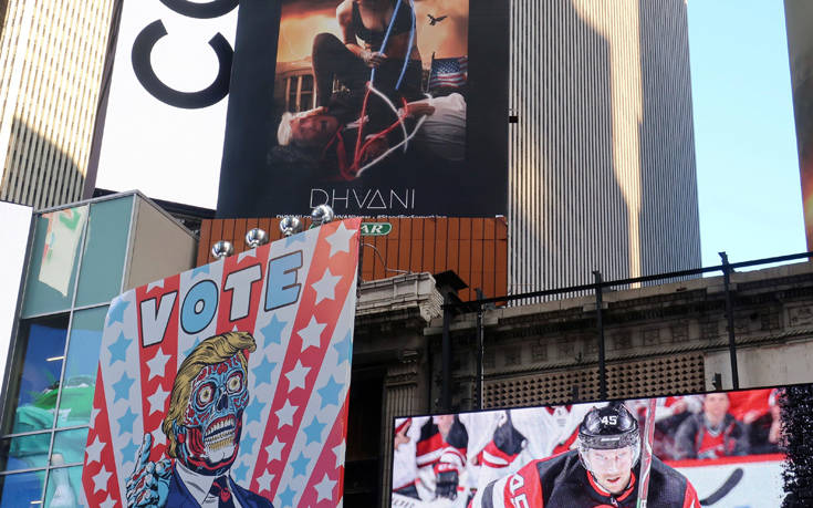 Αφίσα στην Times Square δείχνει γυναίκα να πατάει στο κεφάλι τον Τραμπ Αφίσα στην Times Square δείχνει γυναίκα να πατάει στο κεφάλι τον Τραμπ