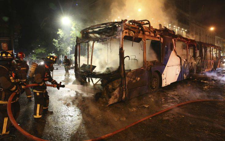 Σε κατάσταση εκτάκτου ανάγκης το Σαντιάγκο έπειτα από τις ταραχές για την αύξηση της τιμής του εισιτηρίου του μετρό Σε κατάσταση εκτάκτου ανάγκης το Σαντιάγκο έπειτα από τις ταραχές για την αύξηση της τιμής του εισιτηρίου του μετρό