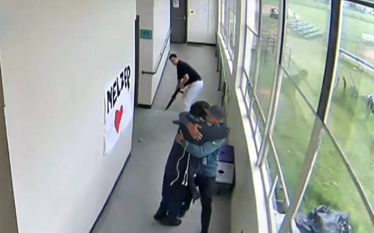 Η στιγμή που γυμναστής αφοπλίζει μαθητή και τον εμποδίζει να ανοίξει πυρ μέσα σε σχολείο Η στιγμή που γυμναστής αφοπλίζει μαθητή και τον εμποδίζει να ανοίξει πυρ μέσα σε σχολείο