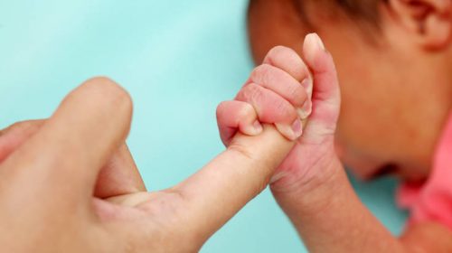 Πήγε να θάψει τη νεκρή κόρη του και βρήκε ένα νεογέννητο κορίτσι θαμμένο ζωντανό