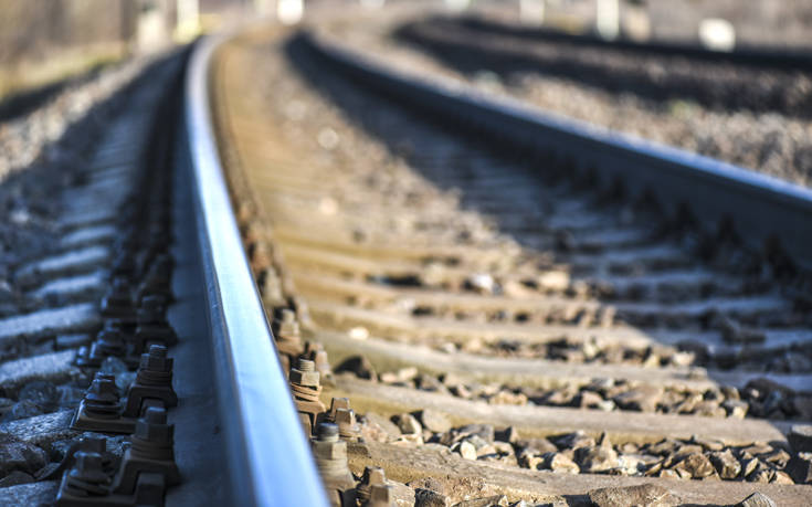 Ηλικιωμένος οδήγησε το αυτοκίνητό του για 300 μέτρα πάνω στις σιδηροδρομικές γραμμές Ηλικιωμένος οδήγησε το αυτοκίνητό του για 300 μέτρα πάνω στις σιδηροδρομικές γραμμές