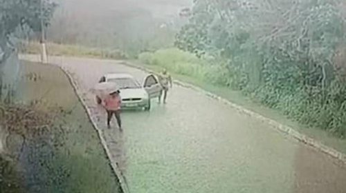 Γυμνός άνδρας κυνηγάει μία γυναίκα μέσα στη βροχή για να τη βιάσει