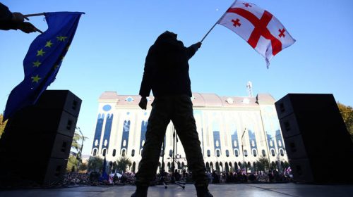 ΗΠΑ και ΕΕ στηρίζουν τους αντικυβερνητικούς διαδηλωτές στη Γεωργία
