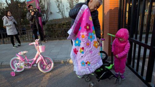 Τρόμος στην Κίνα: Μπήκε σε νηπιαγωγείο και ψέκασε με χημικά τα παιδιά