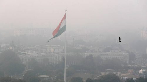 Η ατμοσφαιρική ρύπανση κλείνει τα σχολεία στο Νέο Δελχί, μοιράστηκαν 5 εκατ. μάσκες