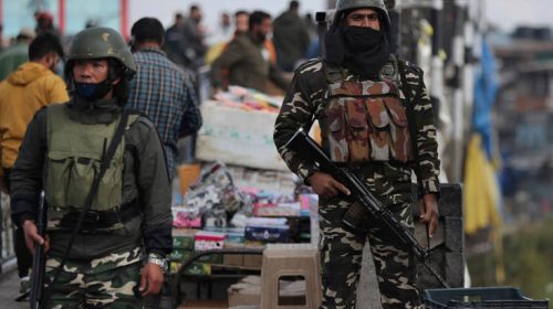 Ένας νεκρός και δεκάδες τραυματίες στο Ινδικό Κασμίρ μετά από επίθεση με βόμβα