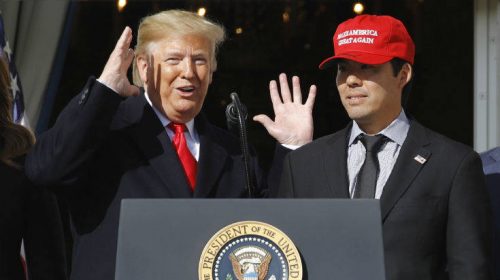 Προτιμά το μπέιζμπολ παρά την παραπομπή του ως θέμα συζήτησης ο Τραμπ