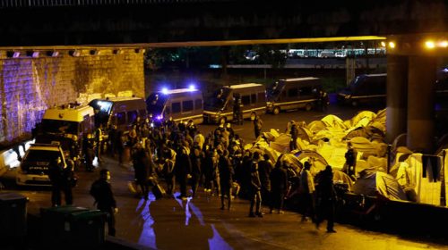 Η Αστυνομία εκκενώνει αυτοσχέδιο καταυλισμό μεταναστών στο Παρίσι