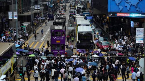 Τεταμένο κλίμα στο Χονγκ Κονγκ, οι διαδηλωτές κλείνουν δρόμους