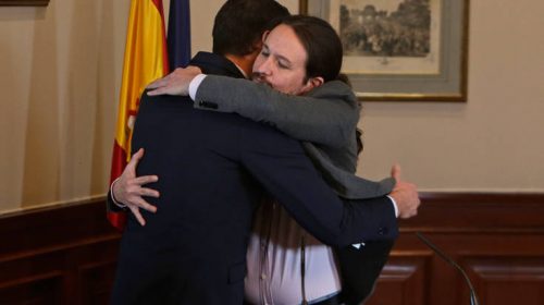 Έπεσαν οι υπογραφές για την πρώτη κυβέρνηση συνασπισμού στην Ισπανία μετά την επάνοδο της Δημοκρατίας