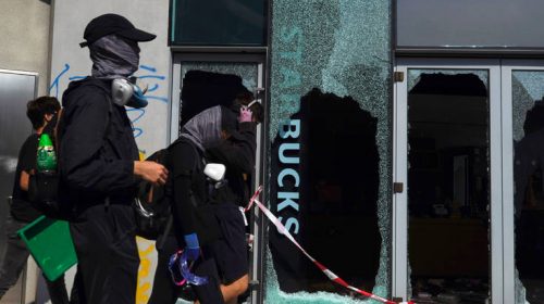 Χονγκ Κονγκ: Νύχτα βίαιων συγκρούσεων με δακρυγόνα, πλαστικές σφαίρες και μολότοφ