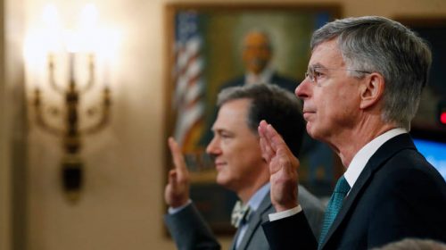 «Καίνε» τον Τραμπ οι πρώτες καταθέσεις στην επιτροπή για την παραπομπή του