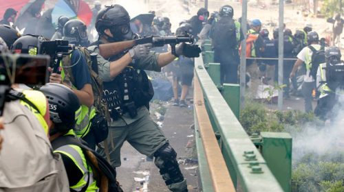 Χονγκ Κονγκ: Τεταμένο κλίμα γύρω από το Πολυτεχνείο, με πραγματικές σφαίρες απειλεί η Αστυνομία