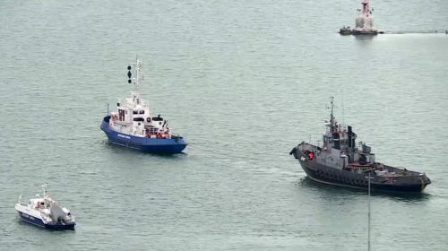 Η Ρωσία παρέδωσε στο Κίεβο τα τρία πολεμικά πλοία που είχε συλλάβει πέρυσι