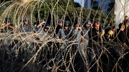 Λίβανος: Διαδηλωτές και αστυνομικοί σε «θέση μάχης» κοντά στο κοινοβούλιο