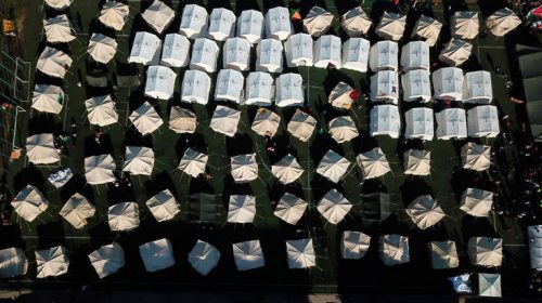 Συγκλονιστικές εικόνες στην Αλβανία: Κηδεύουν τους δικούς τους ανθρώπους στους καταυλισμούς