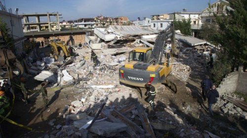 Φονικός σεισμός στην Αλβανία: Δύο ζωντανούς και επτά νεκρούς ανέσυρε η ΕΜΑΚ