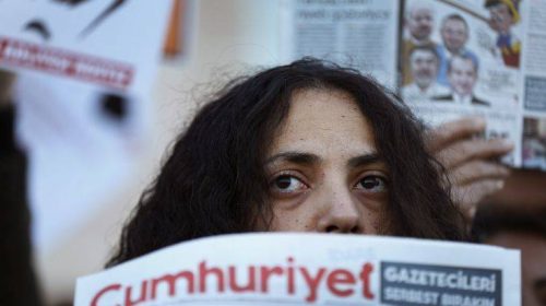 Τουρκικό δικαστήριο διατήρησε τις ποινές φυλάκισης για δημοσιογράφους της Cumhuriyet