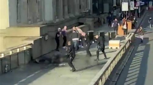 Λονδίνο: Η σοκαριστική στιγμή που οι αστυνομικοί πυροβολούν τον δράστη στη Γέφυρα