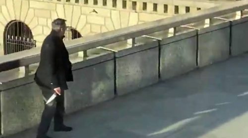Επίθεση στο Λονδίνο: Εικόνες δείχνουν άντρα να αρπάζει από τον δράστη ένα τεράστιο μαχαίρι