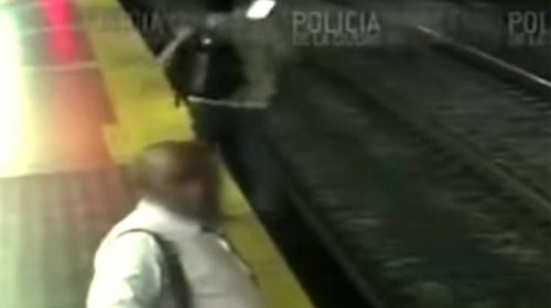 Κοίταζε το κινητό του και έπεσε στις ράγες του μετρό