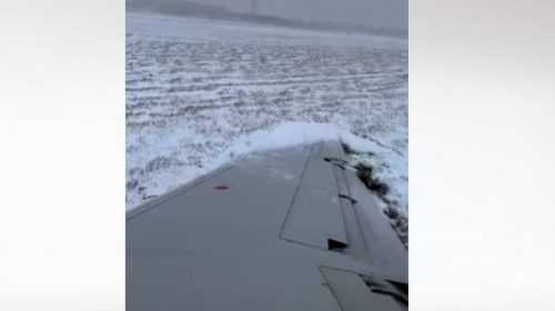 Αεροπλάνο γλιστράει σε παγωμένο διάδρομο και προκαλεί πανικό