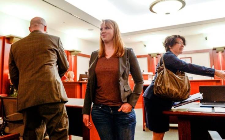 Εμφανίστηκε τόπλες μπροστά στα θετά παιδιά της και απειλείται με φυλάκιση Εμφανίστηκε τόπλες μπροστά στα θετά παιδιά της και απειλείται με φυλάκιση
