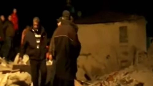 Σεισμός στην Αλβανία: Αγωνία για Έλληνα ομογενή που ψάχνει στα ερείπια συγγενείς του