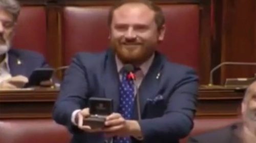 Το απροσδόκητο συμβάν στη διάρκεια συνεδρίασης της ιταλικής Βουλής