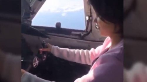 Ρωσία: Πιλότος έδωσε το πηδάλιο του αεροσκάφους σε νεαρή επιβάτιδα χωρίς εκπαίδευση