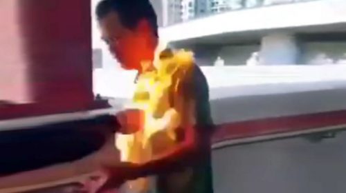 Χονγκ Κονγκ: Πυρπόλησαν διαδηλωτή και το τράβηξαν βίντεο