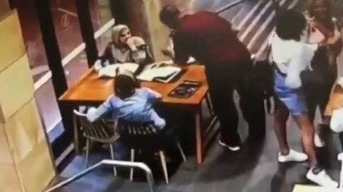 Άνδρας στην Αυστραλία γρονθοκόπησε άγρια έγκυο με μαντίλα μέσα σε καφετέρια