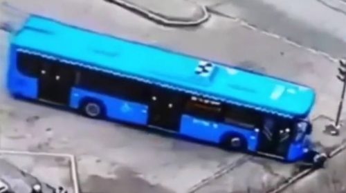 Λεωφορείο περνάει πάνω από γιαγιά που περπατούσε με το εγγόνι της