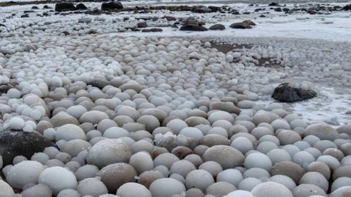 Απίστευτες εικόνες στη Φιλανδία: Παραλία γέμισε με παγωμένα «αυγά»