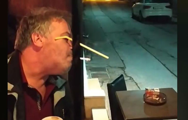 Viral: Ο Ελληναράς βρήκε τρόπο να καπνίζει σε κέντρο χωρίς να παραβαίνει το νόμο! Viral: Ο Ελληναράς βρήκε τρόπο να καπνίζει σε κέντρο χωρίς να παραβαίνει το νόμο!
