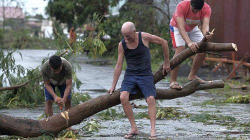 Φιλιππίνες: Τουλάχιστον 16 νεκρούς αφήνει πίσω του ο τυφώνας Φανφόν