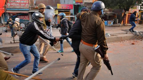 Ινδία: Έξι νεκροί από τις συγκρούσεις διαδηλωτών με την αστυνομία