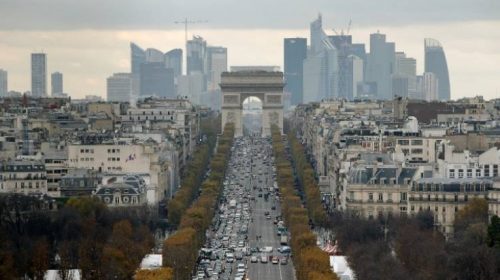 Τρόμος στο Παρίσι: Γυναίκα βγήκε από το αυτοκίνητο της και μαχαίρωσε δυο πεζές