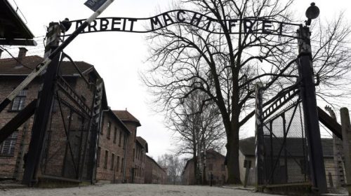 Μουσείο Άουσβιτς κατά Amazon: Ασεβές να πωλούνται στολίδια με εικόνες του στρατοπέδου συγκέντρωσης