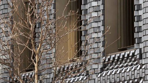 Το κτίριο που παίζει φιλάρεσκα με τα τούβλα