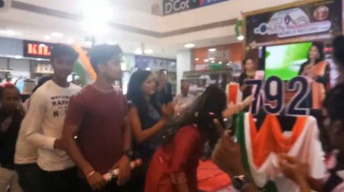 Ρεκόρ Γκίνες: 1.000 ώρες καραόκε από 800 τραγουδιστές στην Ινδία