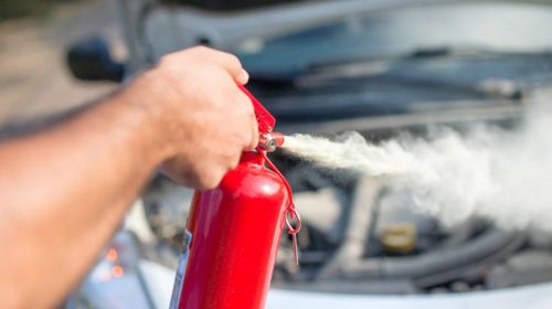 Ψέκασε με αποσμητικό, άναψε τσιγάρο και το αυτοκίνητο εξερράγη